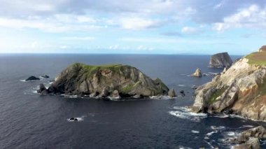 Ardara ve Glencolumbkille arasındaki inanılmaz sahil şeridi County Donegal - İrlanda.