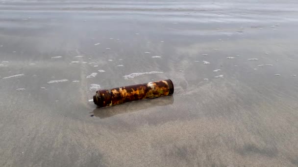 Rusty spray kan stranden op het strand in Ierland — Stockvideo