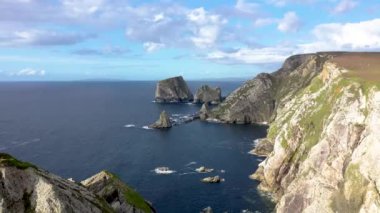 Ardara ve Glencolumbkille arasındaki inanılmaz sahil şeridi County Donegal - İrlanda.