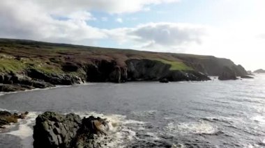 Ardara ve Glencolumbkille arasındaki inanılmaz sahil şeridi County Donegal - İrlanda.