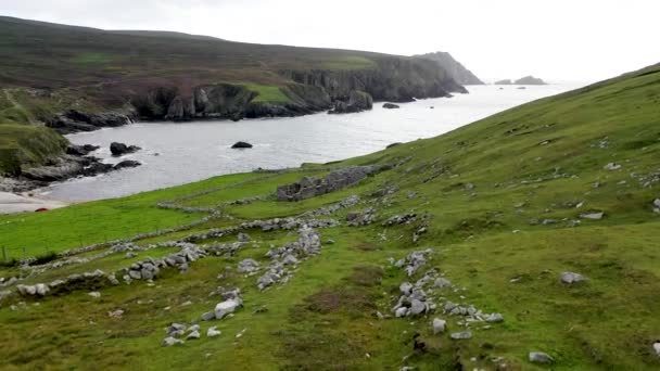 Elhagyott falu egy kikötőben Ardara és Glencolumbkille között Donegal megyében (Írország). — Stock videók