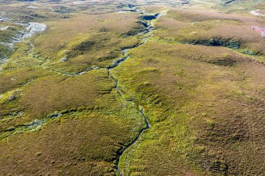 Irmak Croaghacullion 'dan Ardara ve Glencolumbkille arasında bir limana akıyor..