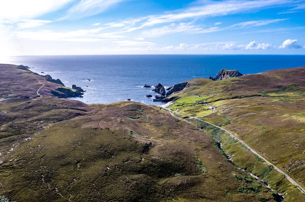 Opuštěná vesnice v přístavu mezi Ardarou a Glencolumbkille v hrabství Donegal - Irsko. — Stock fotografie