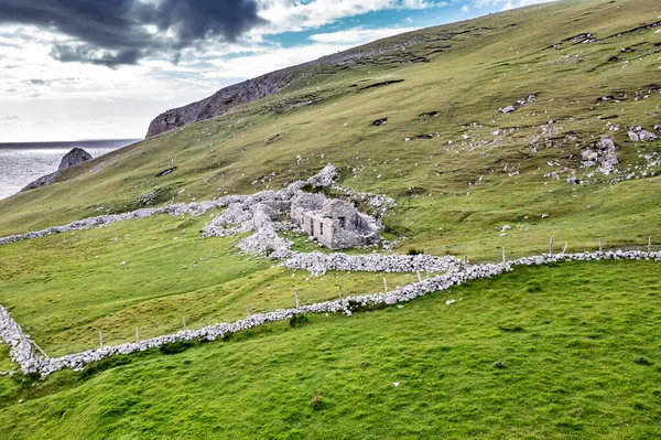 Aldeia abandonada num porto entre Ardara e Glencolumbkille no condado de Donegal - Irlanda. — Fotografia de Stock