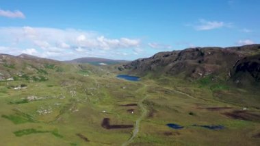 Kiltyfanned Lough 'daki An Port yolu Ardara ve Glencolumbkille arasında County Donegal - İrlanda.