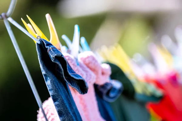 Secado de ropa en el tendedero de cerca al aire libre. — Foto de Stock