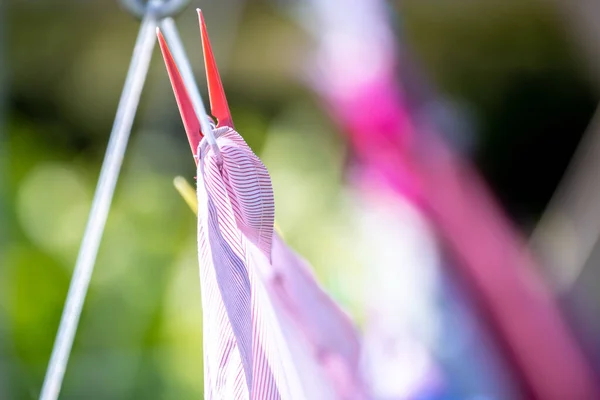 Secado de ropa en el tendedero de cerca al aire libre. — Foto de Stock