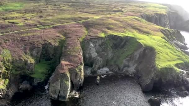 De verbazingwekkende kustlijn in Port tussen Ardara en Glencolumbkille in county Donegal - Ierland. — Stockvideo