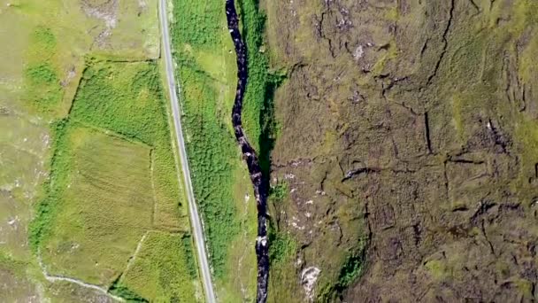 Die Straße nach An Port zwischen Ardara und Glencolumbkille in der Grafschaft Donegal - Irland. — Stockvideo
