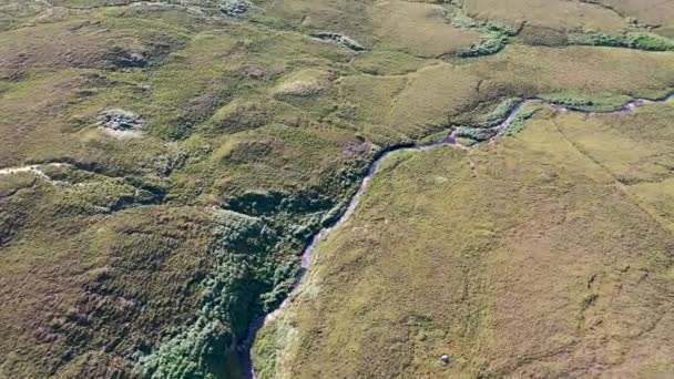 Flusso che scorre da Croaghacullion a An Port tra Ardara e Glencolumbkille nella contea di Donegal - Irlanda. — Video Stock