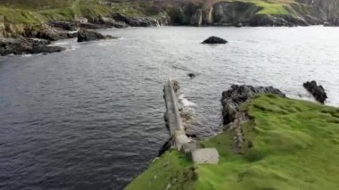 Ardara ve Glencolumbkille arasındaki liman duvarı County Donegal - İrlanda.