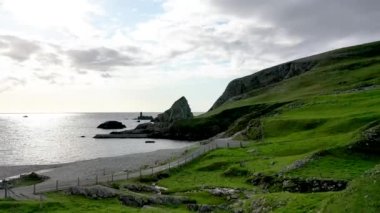 Ardara ve Glencolumbkille arasındaki inanılmaz sahil şeridi County Donegal - İrlanda.