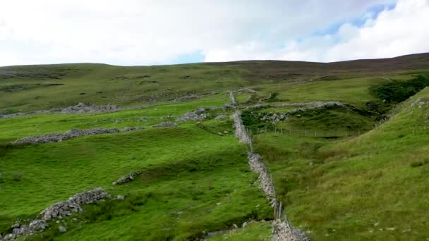 Opuszczona wioska w porcie między Ardarą a Glencolumbkille w hrabstwie Donegal - Irlandia. — Wideo stockowe