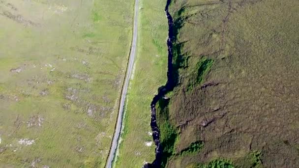 Ο δρόμος προς ένα λιμάνι μεταξύ Ardara και Glencolumbkille στην κομητεία Donegal - Ιρλανδία. — Αρχείο Βίντεο
