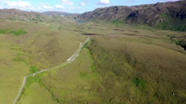 Ardara ve Glencolumbkille arasındaki An Limanı yolu County Donegal - İrlanda.