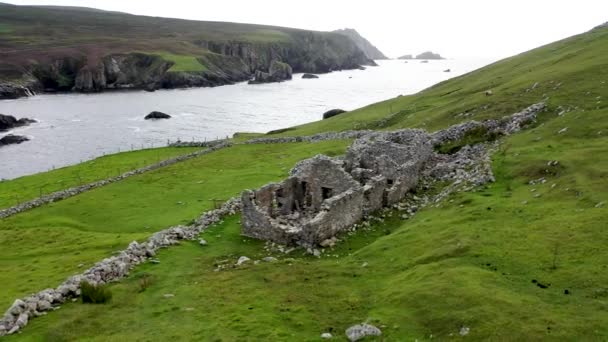 Pueblo abandonado en An Port entre Ardara y Glencolumbkille en el Condado de Donegal - Irlanda. — Vídeo de stock