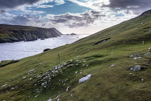 Opuszczona wioska w porcie między Ardarą a Glencolumbkille w hrabstwie Donegal - Irlandia. — Zdjęcie stockowe