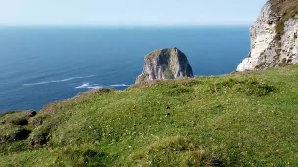 Tormore Island by Port entre Ardara y Glencolumbkille en el Condado de Donegal - La pila de mar más alta de Irlanda — Vídeo de stock