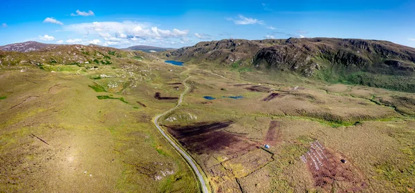 A estrada para um porto entre Ardara e Glencolumbkille no Condado de Donegal - Irlanda. — Fotografia de Stock