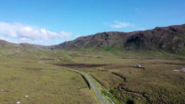 Kiltyfanned Lough 'daki An Port yolu Ardara ve Glencolumbkille arasında County Donegal - İrlanda.