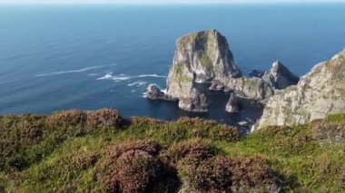 Ardara ve Glencolumbkille arasındaki Tormore Adası İrlanda 'nın en yüksek deniz yığını.
