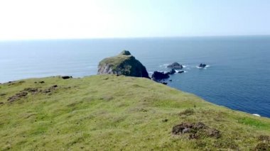 Torlaydon ve An Bhuideal, Ardara ve Glencolumbkille arasındaki liman İrlanda 'nın en yüksek deniz yığını..