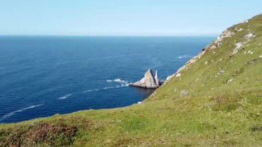 Torlaydon ve An Bhuideal, Ardara ve Glencolumbkille arasındaki liman İrlanda 'nın en yüksek deniz yığını..