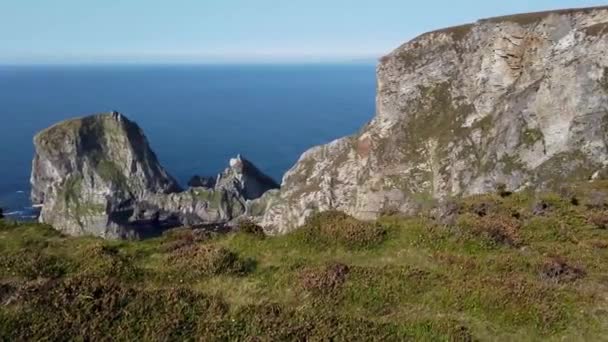 Tormore Island by Port entre Ardara e Glencolumbkille no Condado de Donegal - A pilha de mar mais alta da Irlanda — Vídeo de Stock