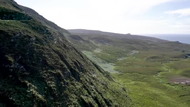 Donegal 'de Ardara ve Glencolumbkille arasındaki An Port' ta Croaghacullion 'un yanında uçuyor. — Stok video