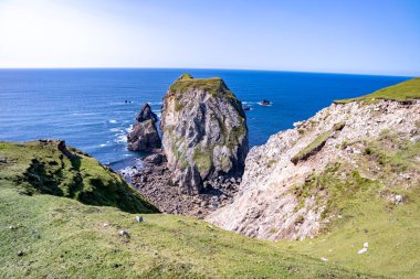 Ardara ve Glencolumbkille arasındaki Tormore Adası İrlanda 'nın en yüksek deniz yığını.