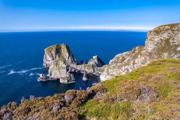 ドーナガル県のArdaraとGlencolumbkileの間のポートによるTormore島-アイルランドで最も高い海の山 — ストック写真