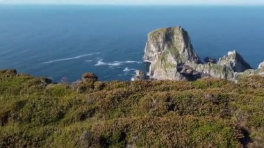 Ardara ve Glencolumbkille arasındaki Tormore Adası İrlanda 'nın en yüksek deniz yığını.