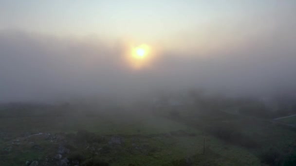 Nebbia sulla costa irlandese a Portnoo, contea di Donegal - Irlanda — Video Stock