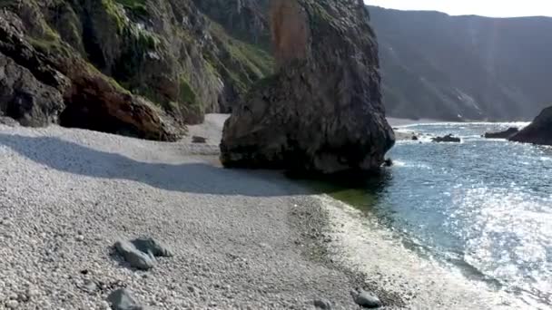 ドニゴール州のポートとアルダラの間のグレンロー湾はアイルランドで最も遠隔地の湾です — ストック動画