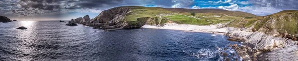 Úžasné pobřeží v přístavu mezi Ardara a Glencolumbkille v hrabství Donegal - Irsko — Stock fotografie