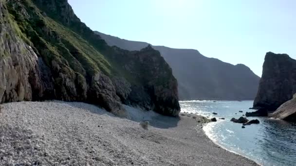 Zatoka Glenlough pomiędzy portem a Ardarą w hrabstwie Donegal jest najbardziej odległą zatoką w Irlandii — Wideo stockowe