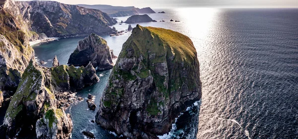 Glenlough Bay mellan Port och Ardara i grevskapet Donegal är Irlands mest avlägsna vik - Tormore Island, Cobblers Tower och Cnoc na Mara — Stockfoto