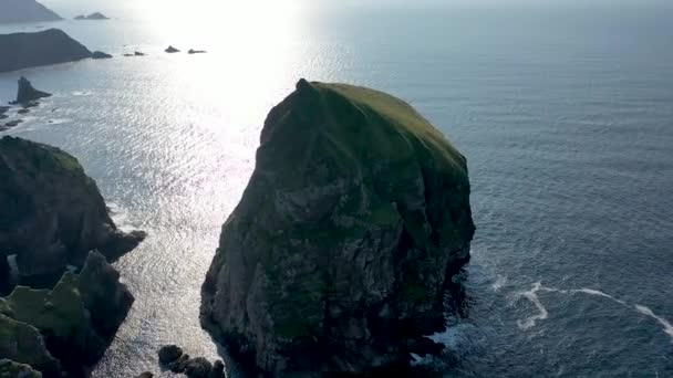 Widok z lotu ptaka na wyspę Tormore przez port między Ardara i Glencolumbkille w hrabstwie Donegal - najwyższy stos morski w Irlandii — Wideo stockowe