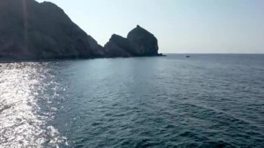 Ardara ve Glencolumbkille arasındaki Limandaki Tormore Adası 'nın İrlanda' daki en yüksek deniz yığını.