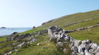 Ardara ile Glencolumbkille arasındaki An Limanı 'nda terk edilmiş bir köy..