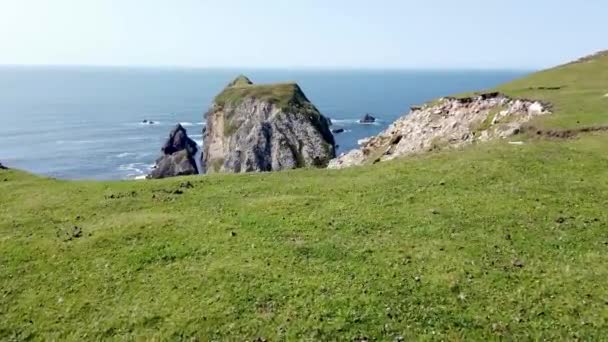 Torlaydon Island by Port between Ardara and Glencolumbkille in County Donegal - The highest sea stack in Ireland. — Stock Video