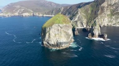 Ardara ve Glencolumbkille arasındaki Limandaki Tormore Adası 'nın İrlanda' daki en yüksek deniz yığını.