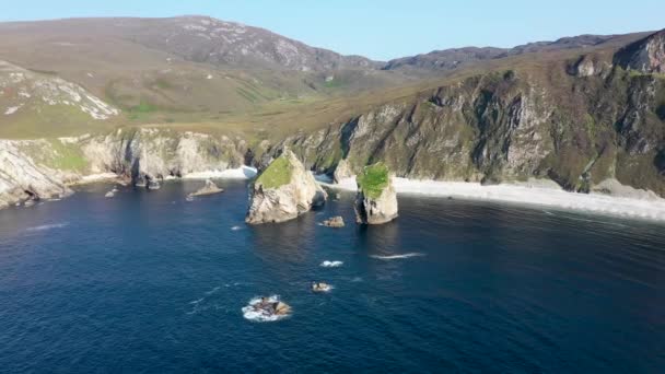 Fylig above the Southern, Centre and Jenga Stack at Glenlough bay between Port and Ardara in County Donegal is Irelands most remote bay — Stock Video