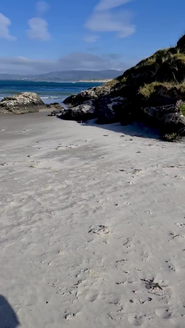 Donegal, İrlanda 'daki Kiltoorish Körfezi' ndeki Magheramore sahilinin güzel sahili — Stok video