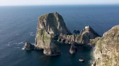 Donegal 'in limanı ile Ardara arasındaki Glenlough körfezindeki Cnoc na Mara, korku ve Tormore Adası' na doğru uçmak Ireland 'ların en uzak körfezidir.