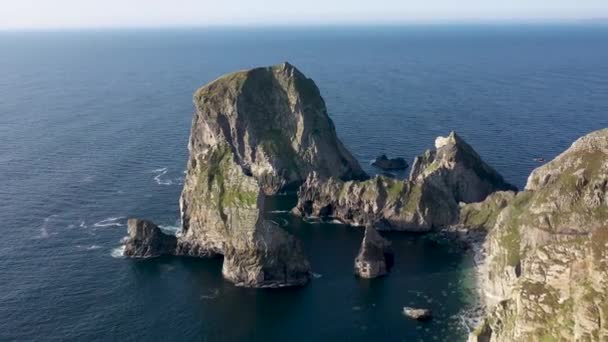 Voando em direção a Cnoc na Mara, Espreitando medo e Tormore Island na baía de Glenlough entre Porto e Ardara no Condado de Donegal é a baía mais remota de Irelands — Vídeo de Stock