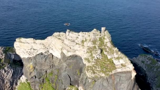 Flying above the Cobblers Tower at Glenlough bay between Port and Ardara in County Donegal is Irelands most remote bay — Stock Video