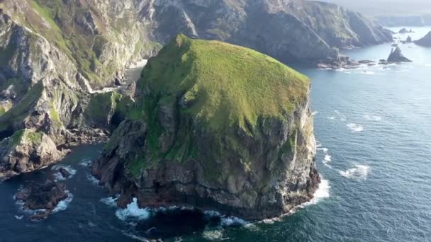 Vista aérea de Tormore Island por Puerto entre Ardara y Glencolumbkille en el Condado de Donegal - La pila de mar más alta de Irlanda — Vídeos de Stock