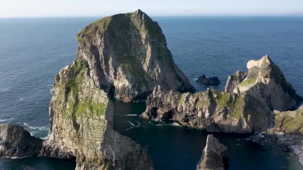 Flying towards Cnoc na Mara, Lurking fear and Tormore Island at Glenlough bay between Port and Ardara in County Donegal is Irelands most remote bay — Stock Video