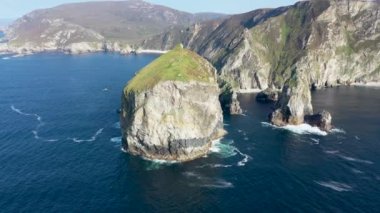 Ardara ve Glencolumbkille arasındaki Limandaki Tormore Adası 'nın İrlanda' daki en yüksek deniz yığını.